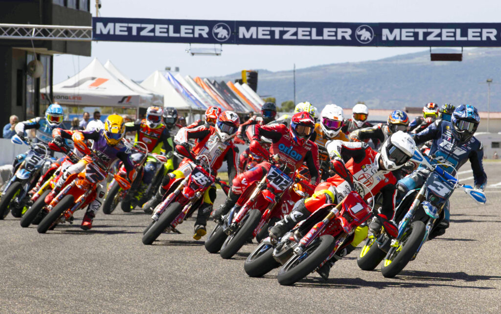 Peloton du Championnat du monde Supermotard S1GP au départ d’une course en Sardaigne