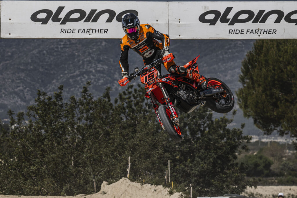 Moto de Supermotard S1GP en saut dans la partie terre du circuit d’Albaida en Espagne
