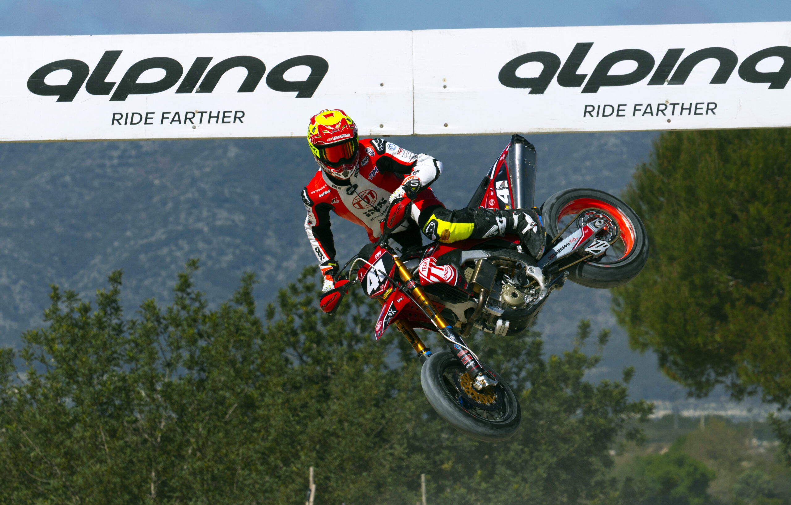 Pilote S1GP en saut pendant le Grand Prix Supermotard d’Espagne
