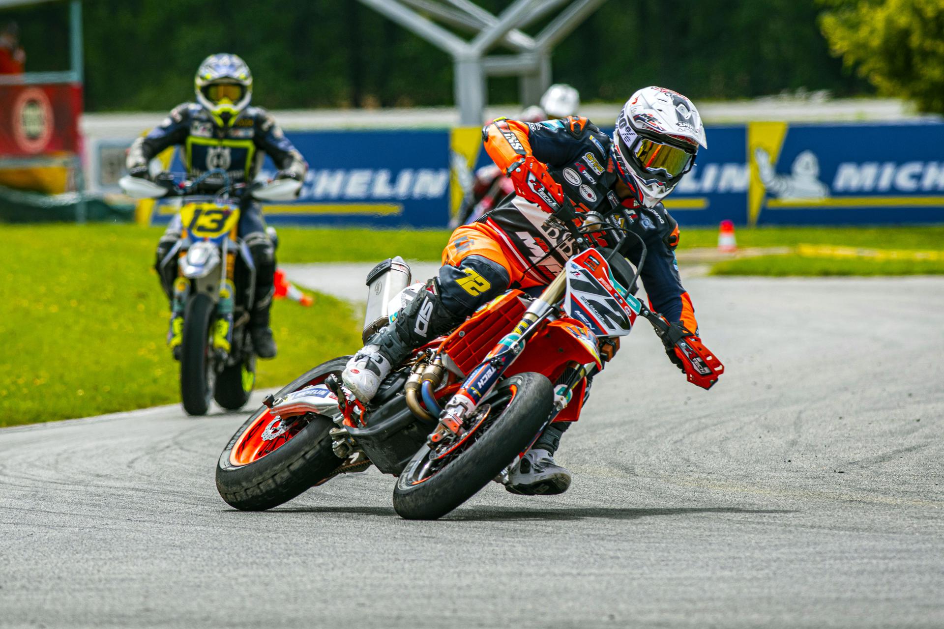 Pilote du Championnat du monde Supermotard S1GP 2026 en glisse sur asphalte